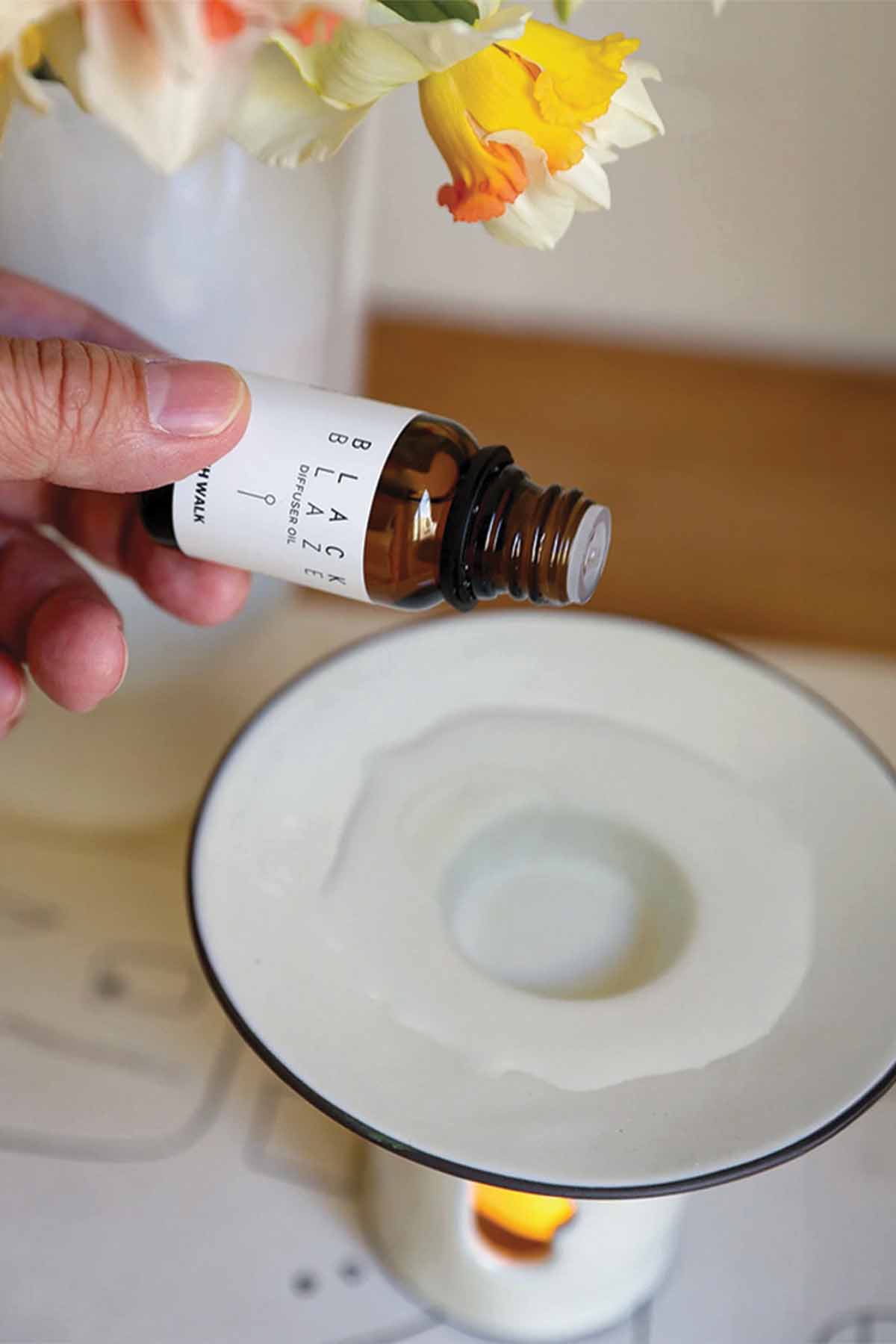 Black Blaze - Lumière Oil Burner in Ivory - Marz DesignsMarz Designs