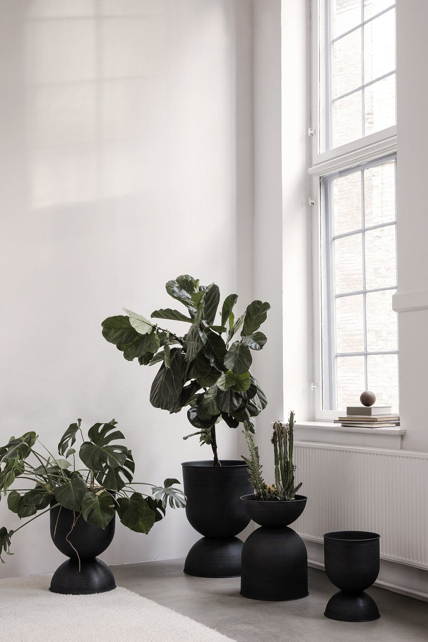 Ferm Living Hourglass Pot - Small - Black - Marz Designs - Ferm Living -